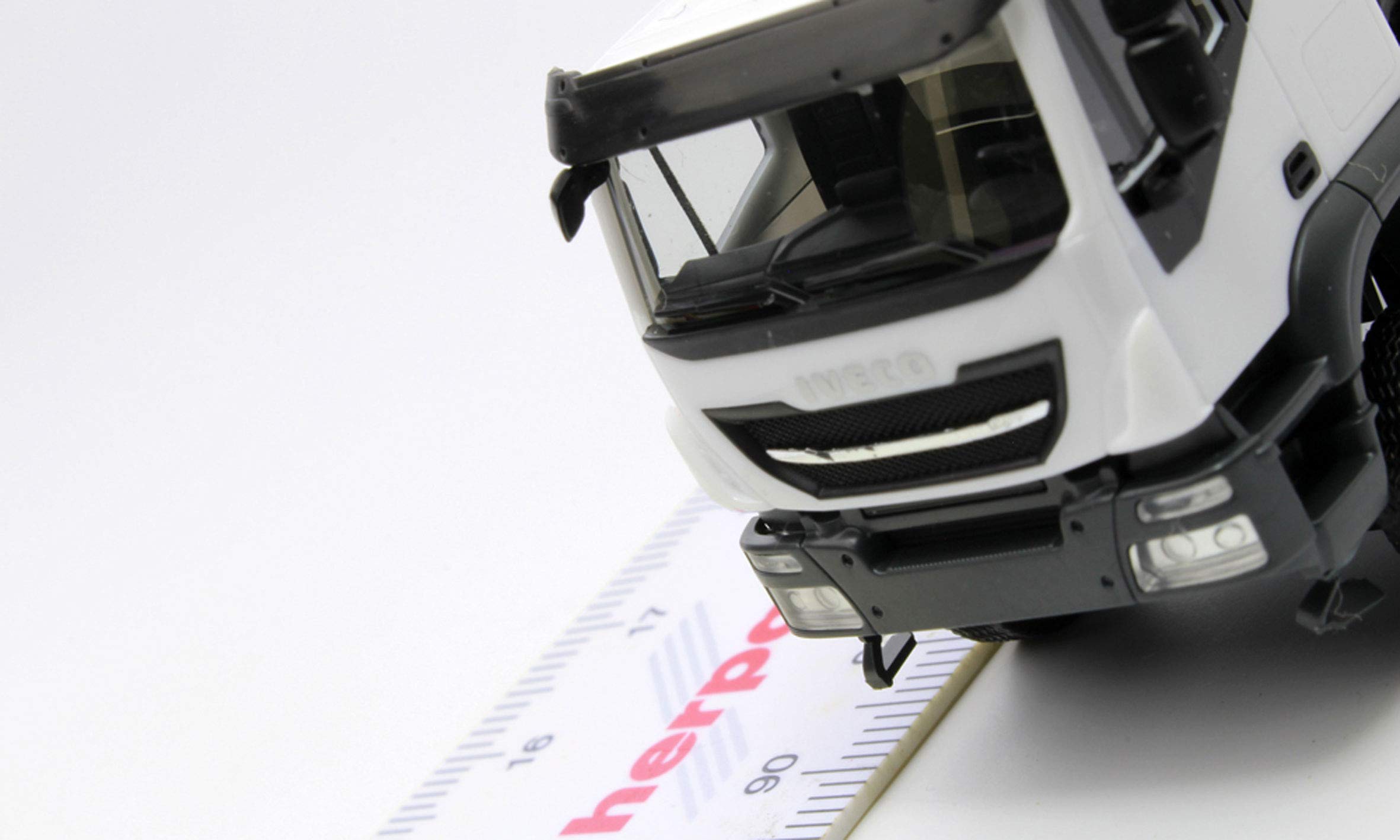 Amazon | herpa 1/87 イヴェコ トラッカートラクター 6×6 ホワイト